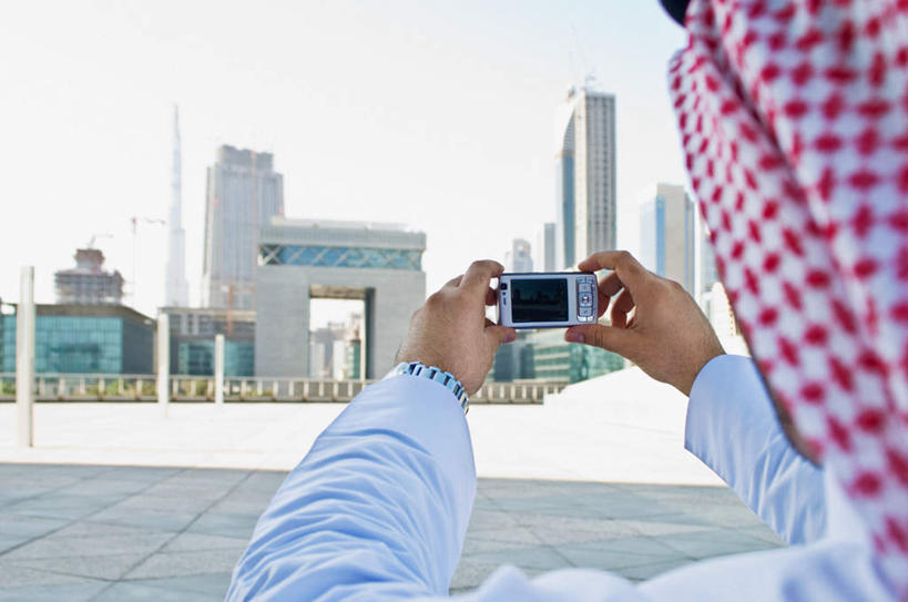 一个人,商务人士,商务男性,高楼大厦,站,横图,全景,室外,白天,民族服装,衬衫,办公楼,天际线,大厦,建筑,摩天大楼,写字楼,相机,阿联酋,亚洲,仅一个男性,仅一个人,握,阴影,套装,服装,光线,影子,云,云朵,拿,云彩,拿着,注视,仅一个年轻男性,拍照,背面,衣服,蓝色,白云,蓝天,天空,阳光,数码相机,楼宇,天,观察,看,站着,商务楼,握着,摄影,服饰,晴朗,观看,察看,衣着,穿着,关注,西亚,商务装,工薪阶层,阿拉伯联合酋长国,迪拜,衣饰,杜拜,男人,男性,年轻男性,阿拉伯人,白种人,亚洲人,白领,上班族,照相机,晴空,站立,半身,彩图,衬衣,传统服装,民俗服,照相,大楼,高层建筑,高楼,摩天楼