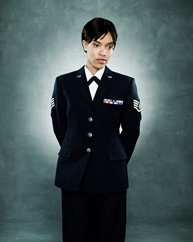 西方人,一个人,站,竖图,室内,白天,正面,西装,欧洲,欧洲人,仅一个年轻女性,仅一个女性,仅一个人,阴影,灰色背景,套装,正装,反射,影子,注视,职业装,观察,看,站着,摄影,影棚,观看,军人,察看,武士,关注,背手,甲士,年轻女性,女人,女性,白种人,站立,半身,彩图,影棚拍摄,拍摄