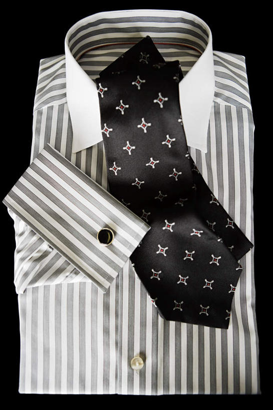 无人,竖图,俯视,室内,特写,白天,衬衫,静物,阴影,黑色背景,花纹,条纹,反射,影子,领带,黑色,摄影,影棚,象征,庄重,身份,正式,地位,彩图,高角度拍摄,影棚拍摄,衬衣,拍摄