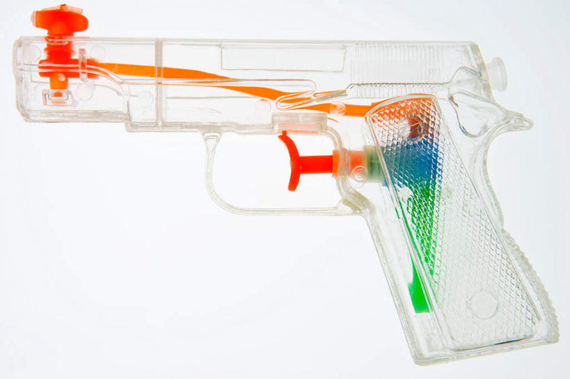 无人,横图,俯视,室内,特写,白天,白色背景,游戏,静物,玩具,一把,阴影,反射,影子,玩,娱乐,休闲,益智,摄影,影棚,活动,水枪,发泄,消遣,智力,宣泄,玩具水枪,玩耍,嬉戏,彩图,高角度拍摄,影棚拍摄,拍摄