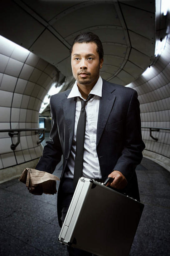 东方人,一个人,商务人士,商务男性,竖图,室内,白天,正面,衬衫,地铁,车站,照明,亚洲,仅一个男性,仅一个人,奔驰,握,套装,包,公文包,灯光,站台,轨道交通,繁忙,拿,拿着,注视,黄种人,顶灯,月台,灯,仅一个年轻男性,灯具,奔跑,观察,看,握着,公事包,观看,照亮,察看,照明设备,关注,忙碌,商务装,工薪阶层,劳碌,男人,男性,年轻男性,亚洲人,白领,上班族,半身,彩图,衬衣,地铁机动车,地下铁,轻轨