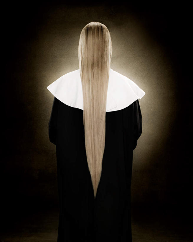 西方人,头发,一个人,尼姑,站,竖图,室内,白天,民族服装,欧洲,欧洲人,仅一个年轻女性,仅一个女性,仅一个人,阴影,服装,反射,影子,背面,衣服,黄色,站着,摄影,服饰,影棚,衣着,穿着,衣饰,年轻女性,女人,女性,白种人,长发,直发,比丘尼,佛姑,沙门尼,沙弥尼,修女,耶姑,站立,半身,彩图,影棚拍摄,传统服装,民俗服,拍摄