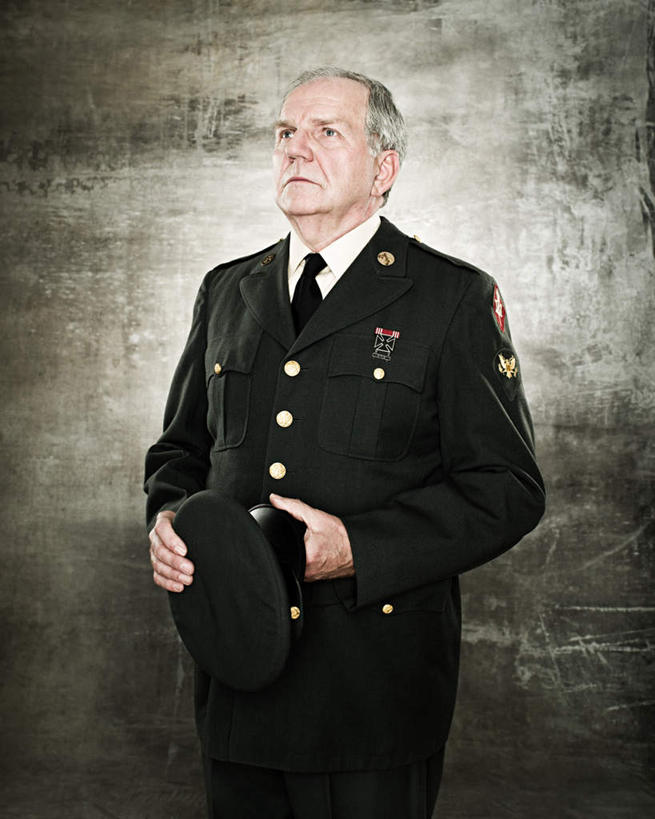 西方人,一个人,站,竖图,室内,白天,正面,制服,帽子,欧洲,欧洲人,仅一个男性,仅一个人,握,阴影,反射,影子,墙,领带,拿,拿着,注视,墙壁,墙面,衣服,观察,看,站着,仅一个老年男性,握着,摄影,军帽,影棚,观看,军人,察看,军装,象征,庄重,武士,关注,军服,身份,正式,地位,甲士,老年男性,男人,男性,白种人,站立,半身,彩图,影棚拍摄,拍摄