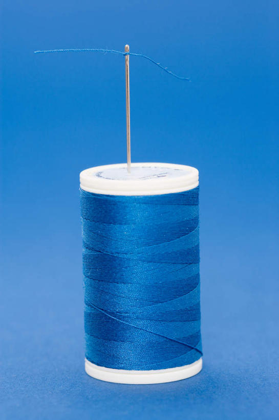 无人,竖图,室内,特写,白天,正面,静物,蓝色背景,针,一个,蓝色,绳子,摄影,影棚,单个,缝纫,绳索,缝衣针,针线,彩图,影棚拍摄,拍摄