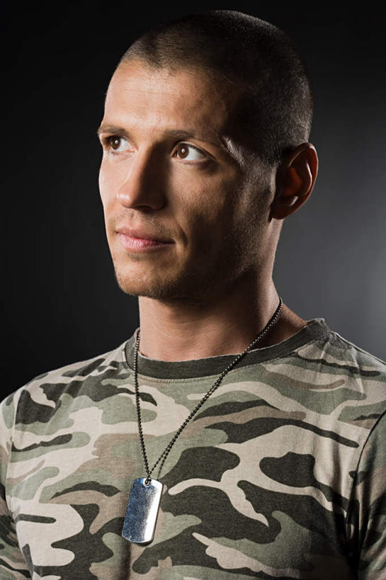 西方人,脸,头,脸颊,脖子,一个人,站,竖图,室内,特写,白天,正面,制服,项链,欧洲,欧洲人,仅一个男性,仅一个人,仅一个中年男性,黑色背景,注视,肩膀,装饰品,衣服,饰品,首饰,观察,看,站着,摄影,影棚,观看,军人,察看,军装,武士,关注,军服,甲士,男人,男性,中年男性,白种人,头部,脖,颈,颈部,脸部,脸蛋,面部,站立,半身,彩图,影棚拍摄,拍摄