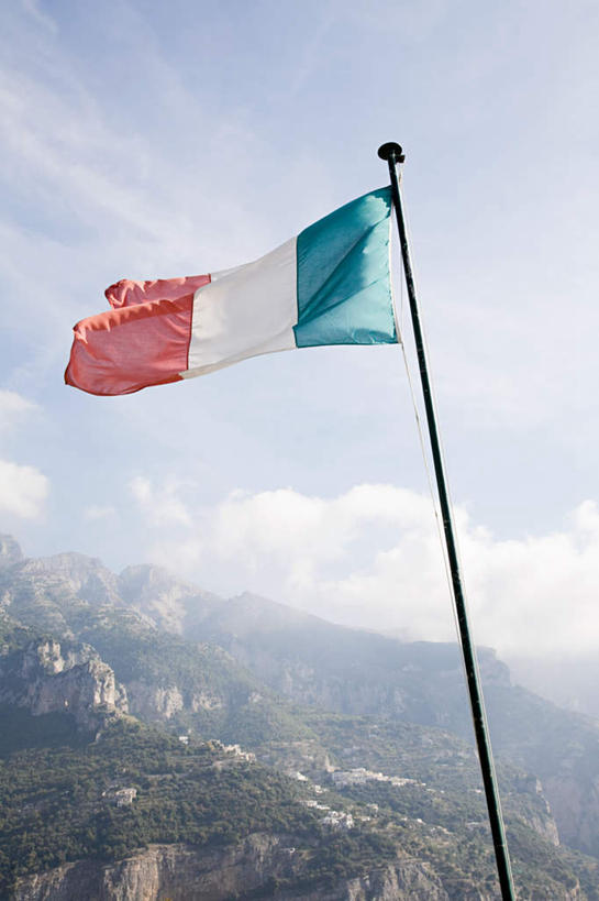 无人,竖图,室外,白天,正面,旅游,度假,石头,美景,山,山脉,旗帜,国旗,意大利,欧洲,阴影,光线,石子,影子,景观,山顶,山峰,云,云朵,山峦,云彩,娱乐,蓝色,白云,蓝天,天空,阳光,自然,群山,天,享受,休闲,景色,放松,晴朗,南欧,自然风光,沉积岩,意大利共和国,坎帕尼亚,阿马尔菲海岸,阿玛尔菲海岸,颠峰,极峰,阿玛菲海岸,坎帕尼亚大区,水成岩,阿玛菲海岸风景区,波西塔诺,波西塔诺小镇,旗,石块,岩石,晴空,彩图