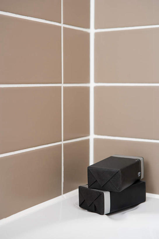 无人,竖图,室内,白天,正面,化妆,美容,卫生间,浴室,护肤,墙,墙壁,墙面,化妆品,肥皂,香皂,日用品,洗浴用品,清洁,保养,享受,休闲,放松,保健,护肤品,化妆用品,护肤用品,舒缓,养颜,去污,紧肤,嫩肤,淋浴房,洗涤,彩图,冲凉房,沐浴间,沐浴室