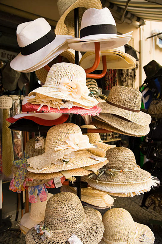 无人,商店,竖图,室内,白天,正面,购物,消费,超市,帽子,一排,许多,整齐,并列,并排,草帽,很多,排列,牛仔帽,金融,百货,服装店,队列,平行,选购,贸易,百货公司,服饰店,血拼,彩图,购物商场,购物中心,商业中心
