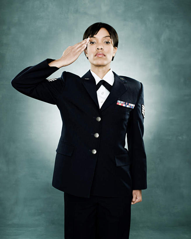 西方人,一个人,站,竖图,室内,白天,正面,制服,欧洲,欧洲人,仅一个年轻女性,仅一个女性,仅一个人,阴影,反射,影子,注视,衣服,观察,看,站着,摄影,影棚,观看,军人,察看,敬礼,军装,武士,关注,军服,甲士,还礼,年轻女性,女人,女性,白种人,站立,半身,彩图,影棚拍摄,拍摄