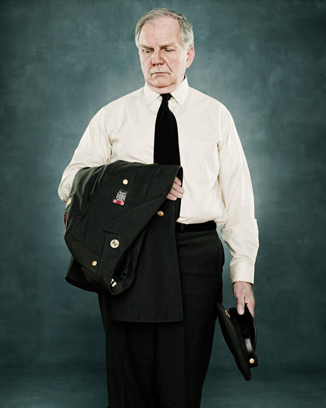 西方人,一个人,站,竖图,室内,白天,正面,衬衫,西装,成功,胜利,帽子,欧洲,欧洲人,仅一个男性,仅一个人,握,阴影,灰色背景,套装,正装,反射,影子,领带,拿,拿着,注视,职业装,礼帽,观察,看,站着,仅一个老年男性,光彩,握着,摄影,影棚,观看,军人,察看,武士,关注,奖牌,奖章,荣誉,奖品,胸章,荣耀,甲士,光荣,老年男性,男人,男性,白种人,站立,半身,彩图,影棚拍摄,衬衣,拍摄