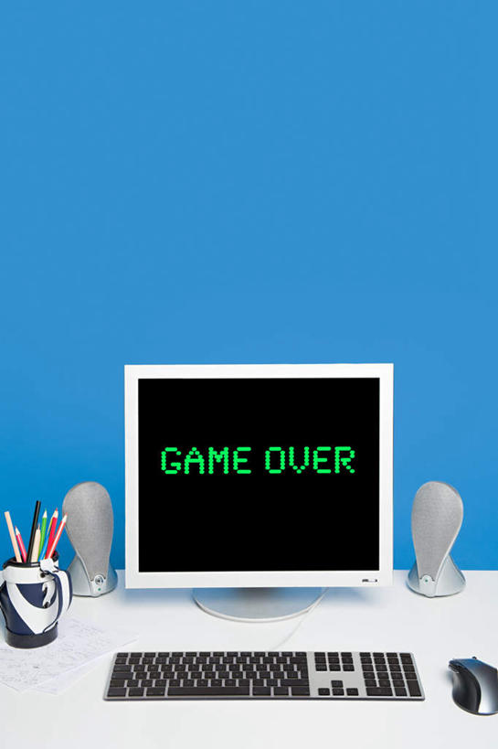 无人,竖图,室内,白天,正面,电脑,显示器,鼠标,键盘,桌子,笔筒,一排,许多,整齐,网络,英文,笔,标志,文字,字符,字母,墙,办公用品,音响,输入设备,通讯设备,标识,书桌,墙壁,墙面,文具,排列,蓝色,绿色,课桌,学习用品,台式电脑,英文字母,一台,文具用品,队列,通信设备,输出设备,声响,彩图