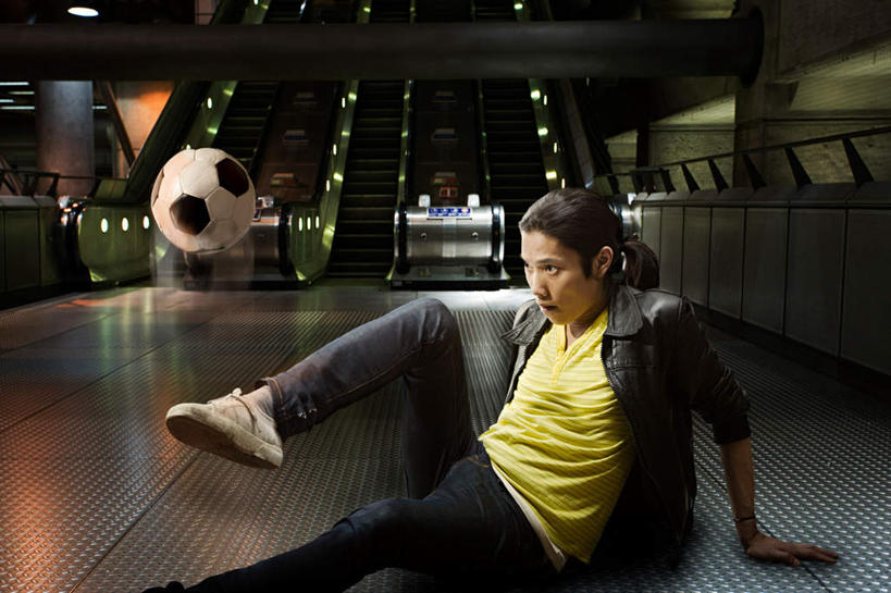 西方人,一个人,坐,举,横图,室内,白天,正面,足球,电梯,车站,欧洲,欧洲人,仅一个男性,仅一个人,撑,服装,电动扶梯,足球装备,自动扶梯,站台,运输工具,注视,休闲装,运动器械,月台,仅一个年轻男性,一个,衣服,观察,看,托,休闲,休闲服,健身器械,踢腿,服饰,单个,观看,察看,撑着,关注,健身器材,蹴鞠,足球运动,男人,男性,年轻男性,白种人,举起,举手,举着,向上举,向上伸,向上托,坐着,半身,彩图,扶手电梯,升降设备,运动器材,运输带,自动行人电梯,电扶梯