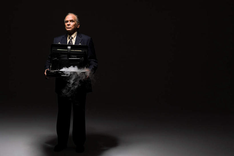 西方人,一个人,站,横图,室内,白天,正面,衬衫,西装,安全,欧洲,欧洲人,仅一个男性,仅一个人,握,阴影,黑色背景,套装,正装,反射,影子,烟雾,领带,拿,拿着,注视,职业装,一个,箱子,观察,看,站着,仅一个老年男性,保险箱,握着,摄影,影棚,单个,观看,保护,察看,关注,保险,私密,干冰,老年男性,男人,男性,白种人,站立,彩图,全身,影棚拍摄,衬衣,拍摄