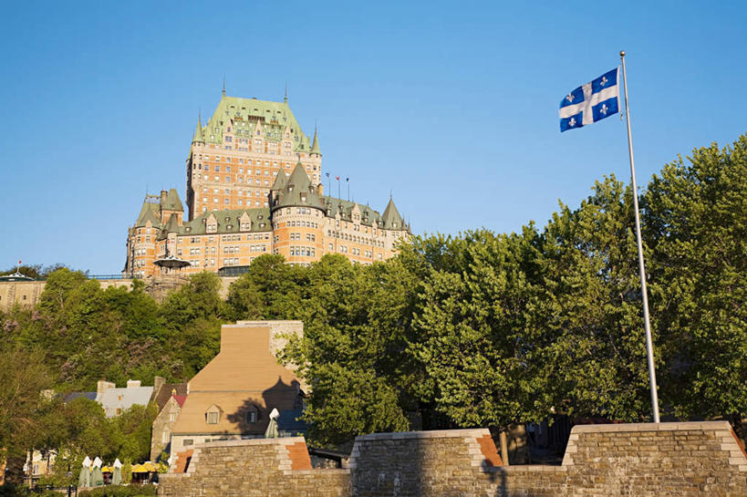 无人,横图,室外,白天,仰视,度假,美景,树林,植物,楼梯,城市风光,城市,酒店,旗帜,国旗,加拿大,一面,吊挂,悬挂,阶梯,景观,挂,娱乐,台阶,树,树木,蓝色,绿色,蓝天,天空,自然,天,享受,休闲,景色,放松,生长,晴朗,成长,北美,北美洲,美洲,万里无云,省会,北亚美利加洲,亚美利加洲,魁北克,魁北克城,魁北克省,魁北克市,芳堤娜城堡,芳堤娜古堡酒店,旗,晴空,晴空万里,彩图,低角度拍摄,旅店