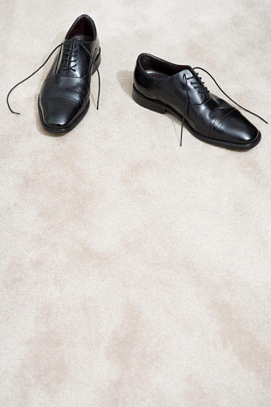 手,无人,竖图,俯视,室内,特写,白天,鞋,静物,鞋子,双手,阴影,反射,瓷砖,地砖,影子,皮革,地面,黑色,两只,手部,彩图,高角度拍摄,皮鞋