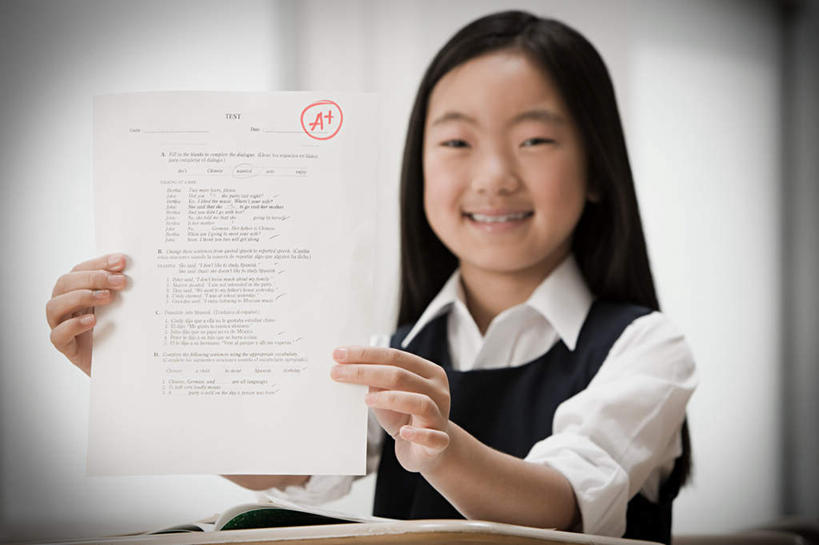 东方人,儿童,一个人,笑,微笑,露齿笑,横图,室内,白天,正面,制服,纯洁,窗户,亚洲,仅一个女性,仅一个人,握,阴影,服装,朦胧,模糊,反射,材料,档案,文件,影子,注视,黄种人,玻璃窗,小孩,资料,观察,看,仅一个小孩,校服,可爱,童年,童趣,握着,观看,一份,察看,关注,文档,童真,烂漫,无邪,成绩,学生服,天真,女孩,女人,女性,亚洲人,孩子,半身,彩图,女生