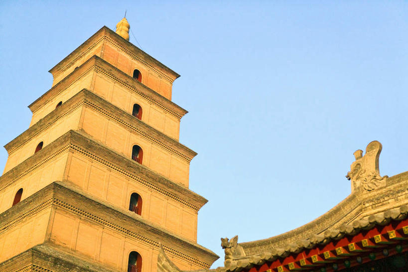 无人,寺庙,横图,室外,白天,仰视,旅游,度假,名胜古迹,标志建筑,地标,建筑,大雁塔,西安,中国,亚洲,阴影,节日,遗迹,光线,影子,燃烧,古迹,文化,文物,娱乐,建设,古建筑,蓝色,蓝天,天空,阳光,香火,庙宇,天,祈祷,享受,休闲,健康,旅游胜地,放松,许愿,宗教,信仰,晴朗,纪念,祈求,古文明,东亚,陕西,陕西省,西安市,万里无云,中华人民共和国,省会,西北地区,陕,曲江新区,平安,晴空,晴空万里,彩图,低角度拍摄,庙,寺