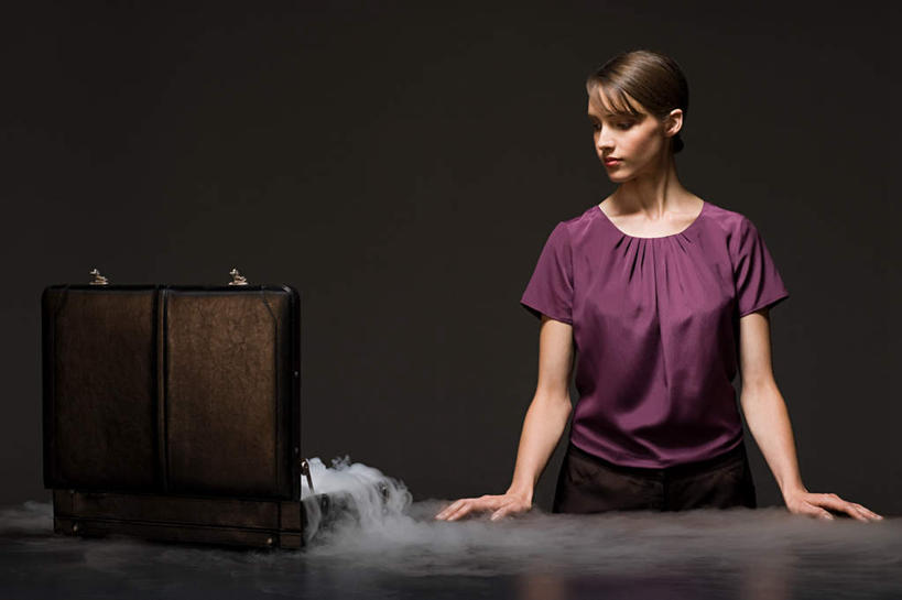 西方人,一个人,站,横图,室内,白天,正面,安全,雾,手提箱,欧洲,欧洲人,仅一个年轻女性,仅一个女性,仅一个人,撑,沸腾,灰色背景,服装,蒸汽,水蒸气,注视,休闲装,衣服,紫色,箱子,观察,看,站着,休闲,休闲服,摄影,服饰,影棚,观看,保护,察看,撑着,关注,保险,私密,蒸发,干冰,年轻女性,女人,女性,白种人,站立,半身,彩图,影棚拍摄,拍摄