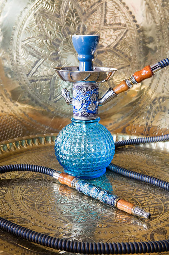 无人,竖图,室内,特写,白天,正面,静物,香烟,阴影,装饰,反射,影子,瓶子,烟,华丽,修饰,点缀,水烟袋,衬托,美观,雅致,雅观,水烟,烟草,彩图