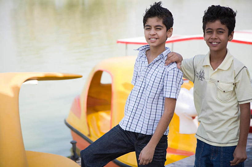 儿童,两个人,伙伴,朋友,站,笑,微笑,露齿笑,横图,室外,白天,正面,游戏,友谊,纯洁,河流,水,船,玩具,亚洲,服装,河水,水流,玩,注视,休闲装,娱乐,小孩,衣服,交通工具,观察,看,站着,休闲,休闲服,可爱,童年,童趣,益智,搭,服饰,游乐设施,观看,活动,察看,舟,搭着,发泄,关注,消遣,智力,载具,脚踏船,童真,烂漫,无邪,宣泄,天真,友情,男孩,男人,男性,阿拉伯人,白种人,亚洲人,玩耍,嬉戏,站立,半身,彩图,男生