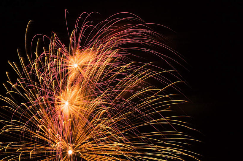 无人,横图,室外,特写,夜晚,仰视,烟火,夜景,春节,节日,庆祝,文化,焰火,庆典,闪耀,橙色,纪念,闪烁,礼花,五彩缤纷,花炮,礼花炮,闪动,闪灼,烟花,彩图,低角度拍摄