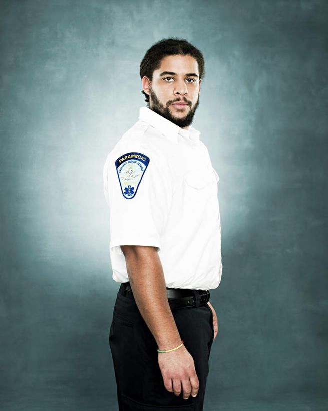 西方人,一个人,站,竖图,室内,白天,侧面,制服,欧洲,欧洲人,仅一个男性,仅一个人,阴影,反射,影子,注视,仅一个年轻男性,衣服,观察,看,站着,摄影,影棚,观看,军人,察看,军装,关注,军服,男人,男性,年轻男性,白种人,站立,半身,彩图,影棚拍摄,拍摄