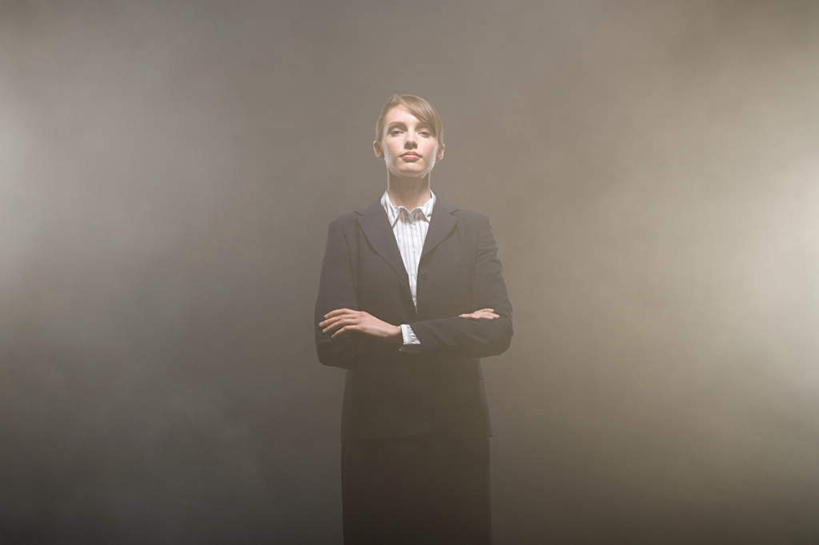 西方人,一个人,商务人士,商务女性,站,双手交叉,横图,室内,白天,正面,雾,欧洲,欧洲人,仅一个年轻女性,仅一个女性,仅一个人,沸腾,套装,朦胧,模糊,蒸汽,水蒸气,雾气,注视,观察,看,站着,摄影,影棚,观看,气体,察看,双手抱胸,关注,商务装,工薪阶层,蒸发,干冰,年轻女性,女人,女性,白种人,白领,上班族,站立,半身,彩图,影棚拍摄,拍摄