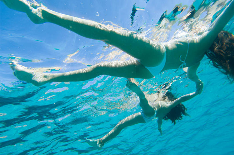 游泳,西方人,两个人,伙伴,朋友,体育馆,游泳池,握手,横图,室内,白天,仰视,泳装,比基尼,友谊,水,欧洲,欧洲人,水池,水面,泳池,游泳馆,泅水,拍浮,友情,年轻女性,女人,女性,白种人,搀手,拉手,手搀手,手拉手,手牵手,手握手,半身,彩图,低角度拍摄,三点式,泳衣