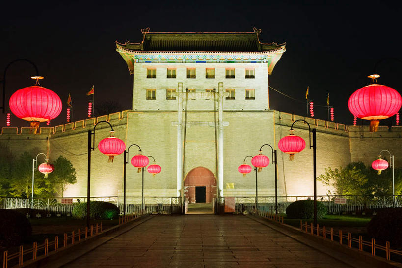 无人,横图,室外,夜晚,正面,旅游,度假,植物,门,标志建筑,道路,地标,建筑,路,照明,中国,亚洲,一排,吊挂,悬挂,阴影,整齐,光线,灯笼,影子,纸灯笼,墙,小路,灯光,交通,挂,娱乐,建设,墙壁,墙面,树,树木,排列,红色,绿色,自然,灯具,门框,享受,休闲,旅游胜地,放松,生长,成长,照亮,照明设备,队列,东亚,山西,山西省,中华人民共和国,华北地区,晋,晋中,晋中市,彩图