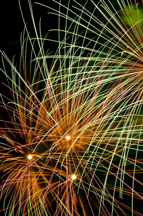 无人,竖图,室外,特写,夜晚,仰视,烟火,夜景,黑色背景,庆祝,辉煌,焰火,灿烂,庆贺,祝贺,礼花,花炮,礼花炮,绚烂,光耀,烟花,彩图,低角度拍摄