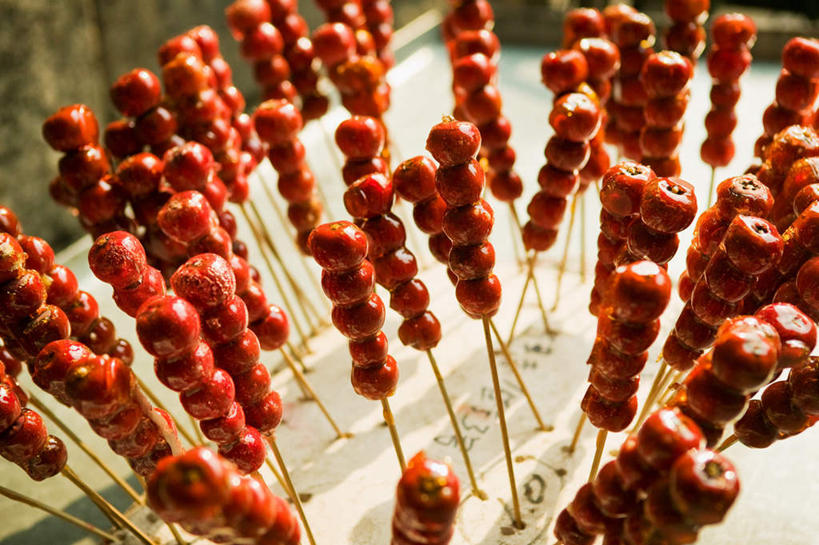 点心,无人,横图,俯视,室外,特写,白天,许多,阴影,朦胧,模糊,光线,影子,甜点,很多,文化,小吃,竹签,排列,红色,阳光,山楂,中式,糖葫芦,冰糖葫芦,取食签,糖球,摆列,彩图,高角度拍摄,布列,分列,传统文化