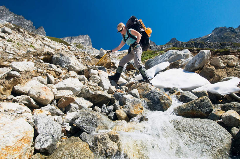 西方人,一个人,攀登,横图,室外,白天,侧面,锻炼,旅游,度假,探险,运动,攀岩,石头,山,山脉,欧洲,欧洲人,仅一个年轻女性,仅一个女性,仅一个人,握,服装,包,工具,墨镜,器材,石子,眼镜,山峰,山峦,拿,旅行包,拿着,注视,休闲装,娱乐,极限运动,手叉腰,一个,衣服,蓝色,蓝天,天空,背包,太阳镜,太阳眼镜,群山,天,叉腰,低头,观察,看,享受,休闲,休闲服,器械,爬,遮阳镜,放松,握着,服饰,晴朗,单个,拐杖,观看,察看,关注,室外运动,户外运动,万里无云,登山杖,辅助设备,旅游包,登山棍,冒险,体育,年轻女性,女人,女性,白种人,石块,岩石,晴空,晴空万里,登山,爬山,攀爬,彩图,全身,健身,双肩包