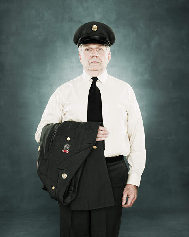 西方人,一个人,站,竖图,室内,白天,正面,衬衫,西装,成功,胜利,帽子,欧洲,欧洲人,仅一个男性,仅一个人,握,阴影,灰色背景,套装,正装,反射,影子,领带,拿,拿着,注视,职业装,礼帽,观察,看,站着,仅一个老年男性,光彩,握着,摄影,影棚,观看,军人,察看,武士,关注,奖牌,奖章,荣誉,奖品,胸章,荣耀,甲士,光荣,老年男性,男人,男性,白种人,站立,半身,彩图,影棚拍摄,衬衣,拍摄