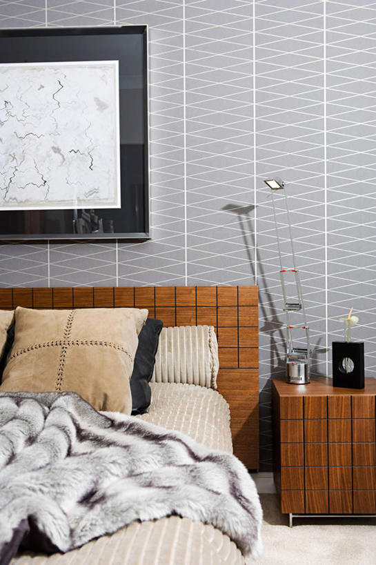 无人,竖图,室内,白天,正面,窗户,靠垫,落地窗,台灯,卧室,桌子,照明,服装,木制,墙,灯光,靠枕,茶几,玻璃窗,墙壁,墙面,灯,衣服,灰色,木制品,灯具,垫子,枕头,服饰,皮毛,照亮,衣着,照明设备,穿着,挂画,衣饰,彩图,睡房,卧房