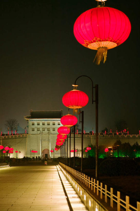 无人,家,栏杆,竖图,室外,白天,夜晚,仰视,度假,美景,城市风光,城市,夜景,照明,中国,亚洲,一排,许多,朦胧,模糊,整齐,灯笼,扶手,纸灯笼,房屋,屋子,景观,公寓,娱乐,洋房,护栏,楼房,住宅,排列,灯具,享受,休闲,景色,放松,照亮,照明设备,队列,东亚,山西,山西省,中华人民共和国,华北地区,晋,晋中,晋中市,彩图,低角度拍摄,房子