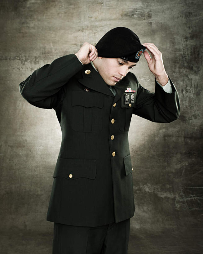 西方人,一个人,站,举,竖图,室内,白天,正面,衬衫,西装,帽子,欧洲,欧洲人,仅一个男性,仅一个人,握,阴影,灰色背景,套装,正装,反射,影子,领带,拿,拿着,注视,职业装,仅一个年轻男性,低头,观察,看,托,站着,握着,摄影,影棚,观看,军人,察看,武士,关注,贝雷帽,甲士,男人,男性,年轻男性,白种人,举起,举手,举着,向上举,向上伸,向上托,站立,半身,彩图,影棚拍摄,衬衣,拍摄