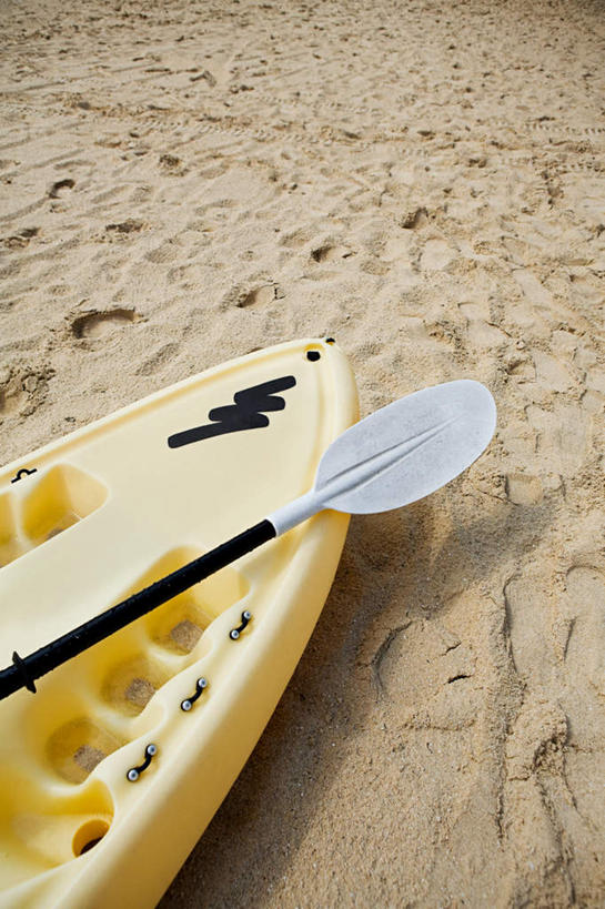 无人,竖图,俯视,室外,白天,旅游,度假,美景,沙滩,船,阴影,光线,船桨,沙子,影子,海岸,景观,木船,沙地,娱乐,阳光,自然,交通工具,享受,休闲,景色,放松,舟,自然风光,载具,独木舟,独木船,海滩,彩图,高角度拍摄