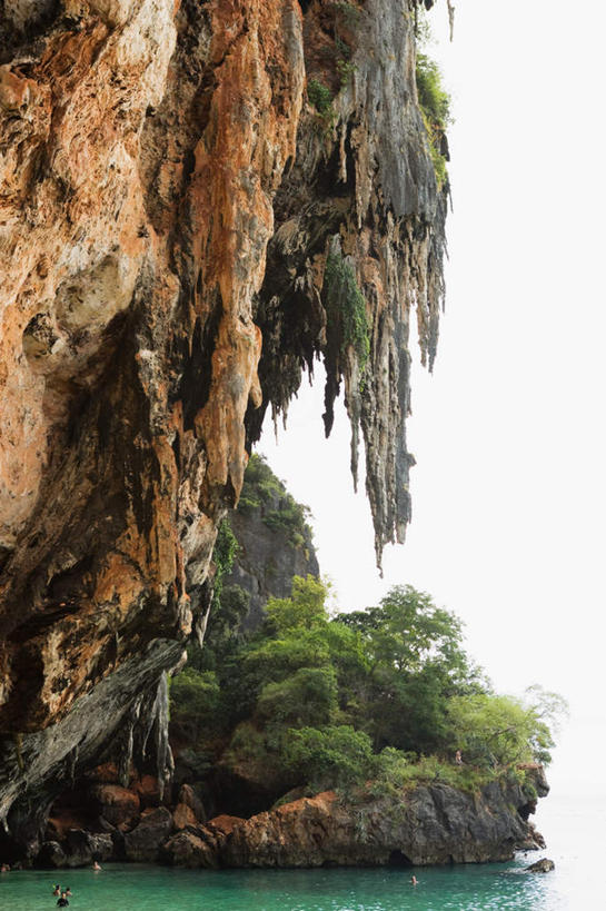 无人,竖图,室外,白天,正面,旅游,度假,海浪,海洋,石头,美景,森林,山,山脉,树林,植物,泰国,亚洲,阴影,光线,石子,影子,景观,浪花,山峰,悬崖,云,云朵,山峦,云彩,娱乐,树,树木,蓝色,绿色,白云,蓝天,天空,阳光,自然,海水,群山,天,享受,休闲,景色,放松,东南亚,生长,晴朗,成长,自然风光,海景,沉积岩,泰王国,绝壁,水成岩,莱雷海滩,大海,风浪,海,海水的波动,近岸浪,石块,岩石,涌浪,晴空,彩图