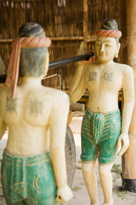 东方人,无人,两个人,站,竖图,室外,白天,正面,雕塑,泰国,亚洲,艺术,装饰,雕刻,雕像,钹,乐器,注视,黄种人,相视,工艺品,观察,看,站着,面对面,东南亚,观看,纪念,对视,打击乐器,美术,察看,铙钹,铜钹,关注,主题,相对,陈列,相看,泰王国,清迈府,功能,美学,清迈省,男人,男性,年轻男性,亚洲人,站立,半身,彩图