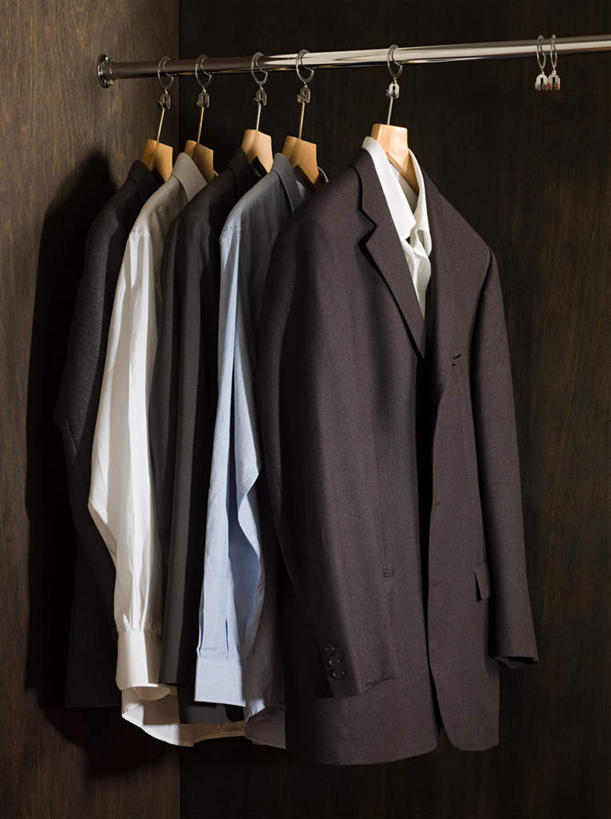 无人,竖图,室内,特写,白天,正面,西装,柜子,静物,衣架,一排,阴影,套装,正装,整齐,反射,影子,职业装,排列,衣橱,队列,更衣橱,挂衣架,晾衣架,彩图