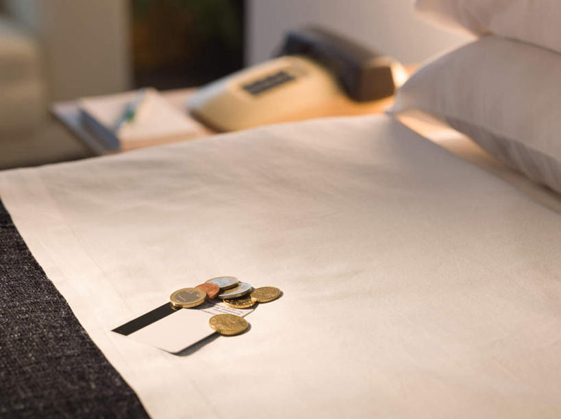 无人,宾馆,横图,俯视,室内,特写,白天,钱,信用卡,床,靠垫,卧室,纺织品,阴影,朦胧,模糊,装饰,光线,毛毯,钱币,毯子,影子,双人床,灯光,床单,靠枕,被子,纺织,垫子,枕头,温暖,卡,储蓄卡,金融,经济,华丽,修饰,点缀,被单,流通,贸易,衬托,美观,雅致,雅观,货币,现金,银行卡,硬币,彩图,高角度拍摄,睡房,卧房,客店,客栈,旅店,旅馆,旅舍,汽车旅馆