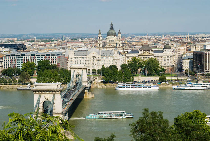 无人,家,横图,俯视,航拍,室外,白天,旅游,度假,河流,水,植物,标志建筑,大桥,地标,建筑,立交桥,轮船,桥梁,船,欧洲,匈牙利,阴影,波纹,飞溅,溅,光线,液体,影子,房屋,屋子,河水,水滴,水流,云,云朵,高架,公寓,斜拉桥,桥,首都,云彩,娱乐,建设,洋房,楼房,住宅,水珠,树,树木,蓝色,绿色,白云,蓝天,水纹,天空,阳光,自然,船尾波,交通工具,波浪,天,享受,休闲,旅游胜地,放松,生长,晴朗,成长,布达佩斯,鸟瞰,喷洒,载具,中欧,匈牙利共和国,链子桥,晴空,彩图,高角度拍摄,房子