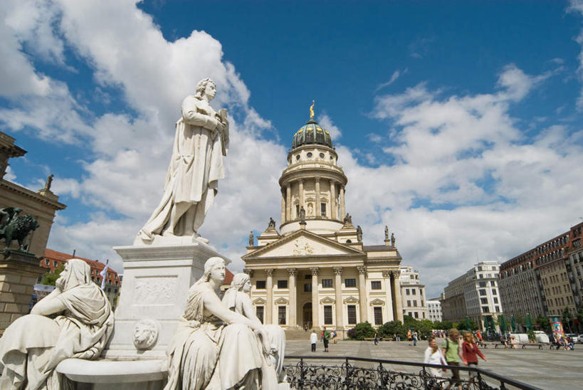 西方人,家,教堂,走,横图,室外,白天,仰视,旅游,度假,名胜古迹,植物,标志建筑,地标,建筑,雕塑,德国,欧洲,欧洲人,行人,游客,游人,阴影,服装,节日,遗迹,艺术,装饰,光线,雕刻,雕像,影子,房屋,屋子,云,云朵,公寓,首都,许多人,云彩,古迹,文化,文物,娱乐,建设,古建筑,洋房,楼房,柏林,路人,旅客,住宅,树,树木,衣服,蓝色,绿色,白云,蓝天,天空,阳光,自然,工艺品,天,祈祷,一群人,享受,休闲,健康,旅游胜地,放松,许愿,宗教,服饰,信仰,生长,晴朗,成长,纪念,祈求,美术,基督教,衣着,西欧,穿着,天主教,主题,陈列,信念,古文明,德意志联邦共和国,功能,美学,衣饰,柏林州,过客,近卫骑兵露天市集,平安,男人,男性,年轻男性,年轻女性,女人,女性,白种人,晴空,步行,散步,走路,彩图,低角度拍摄,全身,房子,大教堂,礼拜堂