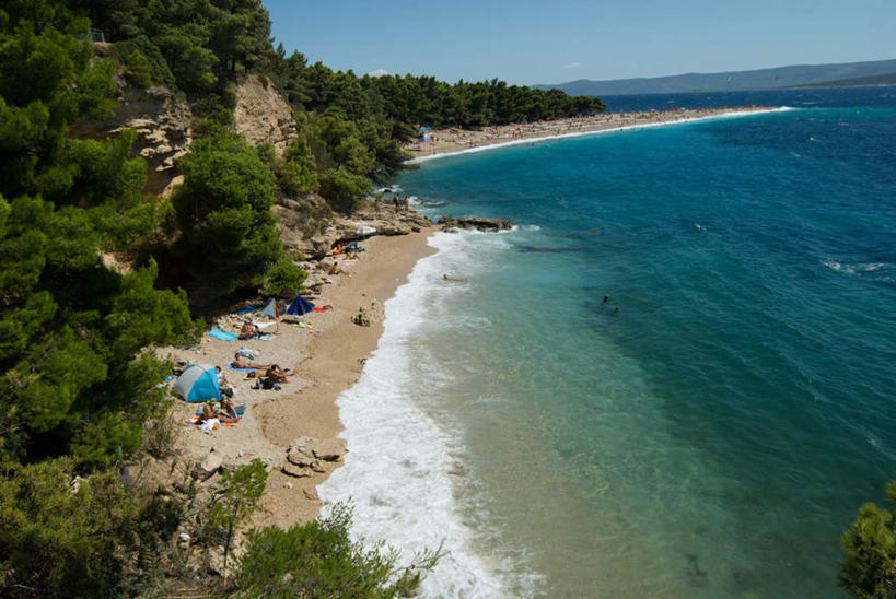 无人,横图,俯视,航拍,室外,白天,旅游,度假,海浪,海洋,美景,沙滩,树林,植物,欧洲,克罗地亚,沙子,地平线,海岸,景观,浪花,辽阔,地面,沙地,娱乐,树,树木,蓝色,绿色,蓝天,天空,自然,海水,天,享受,休闲,广阔,景色,放松,生长,晴朗,成长,一望无际,鸟瞰,自然风光,延伸,海景,万里无云,天地相交,克罗地亚共和国,无边无际,一马平川,布拉奇岛,大海,风浪,海,海水的波动,海滩,近岸浪,涌浪,晴空,晴空万里,彩图,高角度拍摄