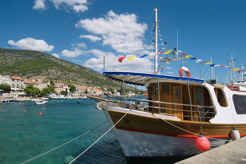 帆船,无人,家,横图,彩色,室外,白天,仰视,旅游,度假,美景,沙滩,山,山脉,树林,植物,船,旗帜,欧洲,克罗地亚,一排,一艘,阴影,整齐,光线,沙子,影子,房屋,屋子,海岸,景观,山峰,云,云朵,公寓,沙地,山峦,云彩,娱乐,旗子,洋房,楼房,住宅,树,树木,排列,蓝色,绿色,白云,蓝天,天空,阳光,自然,交通工具,群山,天,享受,休闲,景色,放松,生长,晴朗,成长,五颜六色,色彩斑斓,队列,自然风光,载具,五彩缤纷,五彩斑斓,旌旗,旗号,克罗地亚共和国,五光十色,布拉奇岛,海滩,晴空,彩图,低角度拍摄,房子