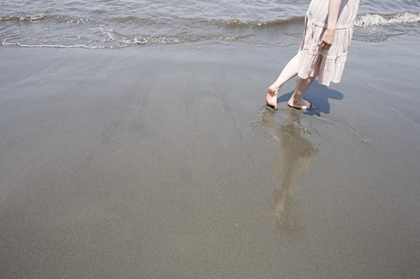 东方人,一个人,走,横图,俯视,室外,白天,裙子,海浪,海洋,沙滩,神奈川,日本,亚洲,仅一个年轻女性,仅一个女性,仅一个人,阴影,连衣裙,光线,沙子,影子,海岸,浪花,沙地,神奈川县,黄种人,光脚,阳光,海水,赤脚,海景,东亚,本州,关东地方,本州岛,日本国,藤泽,藤泽市,年轻女性,女人,女性,亚洲人,大海,风浪,海,海水的波动,海滩,近岸浪,涌浪,步行,走路,半身,彩图,高角度拍摄