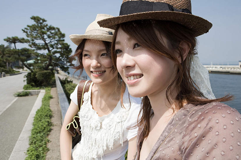 东方人,两个人,伙伴,朋友,站,笑,微笑,露齿笑,横图,室外,白天,正面,友谊,草地,草坪,植物,帽子,神奈川,日本,亚洲,两顶,阴影,服装,光线,影子,神奈川县,注视,休闲装,黄种人,草,树,树木,衣服,蓝色,绿色,蓝天,天空,阳光,自然,遮阳帽,天,观察,看,站着,休闲,休闲服,服饰,生长,晴朗,成长,观看,察看,关注,东亚,本州,万里无云,关东地方,本州岛,日本国,藤泽,藤泽市,友情,年轻女性,女人,女性,亚洲人,晴空,晴空万里,站立,半身,彩图