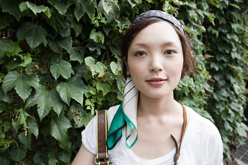 东方人,脸,头,脸颊,一个人,站,笑,微笑,横图,室外,特写,白天,正面,植物,叶子,神奈川,日本,亚洲,仅一个年轻女性,仅一个女性,仅一个人,服装,装饰,头巾,常春藤,爬山虎,绿叶,草药,神奈川县,注视,休闲装,黄种人,中药,肩膀,衣服,观察,看,站着,休闲,休闲服,嫩叶,服饰,观看,华丽,修饰,点缀,察看,关注,药材,中草药,爬墙虎,东亚,中药材,本草,本州,地锦,趴山虎,巴山虎,关东地方,本州岛,日本国,衬托,美观,雅致,雅观,藤泽,藤泽市,年轻女性,女人,女性,亚洲人,头部,脸部,脸蛋,面部,叶,叶片,站立,半身,彩图,常青藤