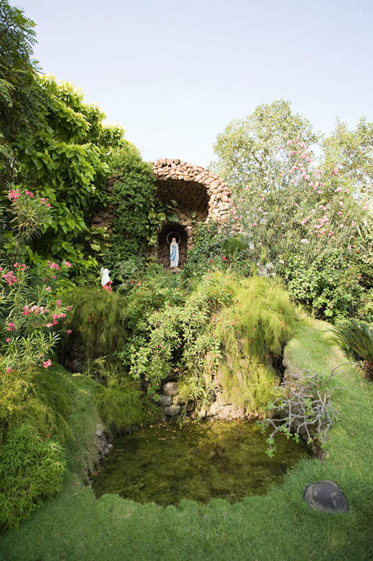 无人,竖图,室外,白天,正面,旅游,度假,草地,草坪,湖,湖泊,名胜古迹,水,植物,标志建筑,地标,建筑,雕塑,印度,亚洲,遗迹,艺术,装饰,雕刻,雕像,湖面,水流,水面,古迹,文物,娱乐,建设,古建筑,草,树,树木,蓝色,绿色,蓝天,天空,自然,工艺品,湖水,天,享受,休闲,旅游胜地,放松,生长,晴朗,成长,纪念,美术,主题,南亚,陈列,古文明,万里无云,首府,印度共和国,功能,美学,泰米尔纳德邦,泰米尔纳德,金奈,马德拉斯,晴空,晴空万里,彩图