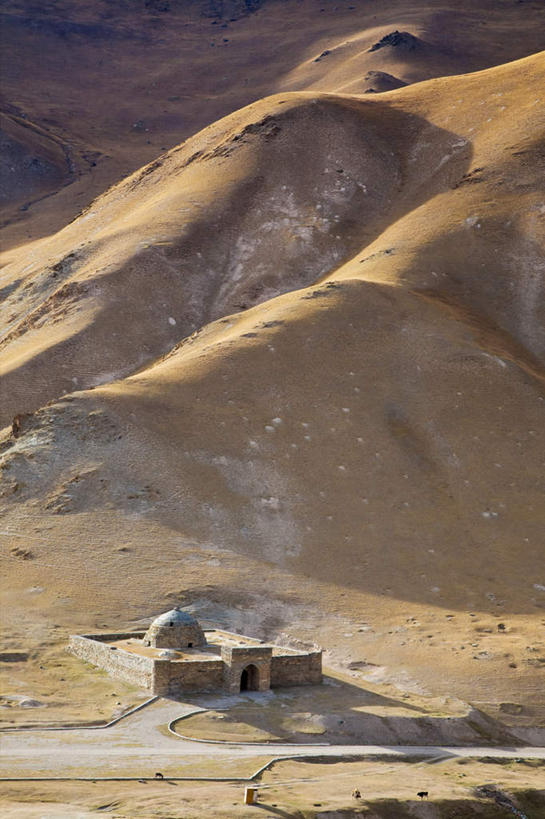 无人,竖图,俯视,航拍,室外,白天,沙漠,山,山脉,吉尔吉斯斯坦,亚洲,节日,纹路,纹理,山峰,山峦,文化,群山,祈祷,健康,许愿,宗教,信仰,纪念,祈求,伊斯兰教,中亚,鸟瞰,清真寺,肌理,吉尔吉斯斯坦共和国,平安,大漠,砂漠,彩图,高角度拍摄